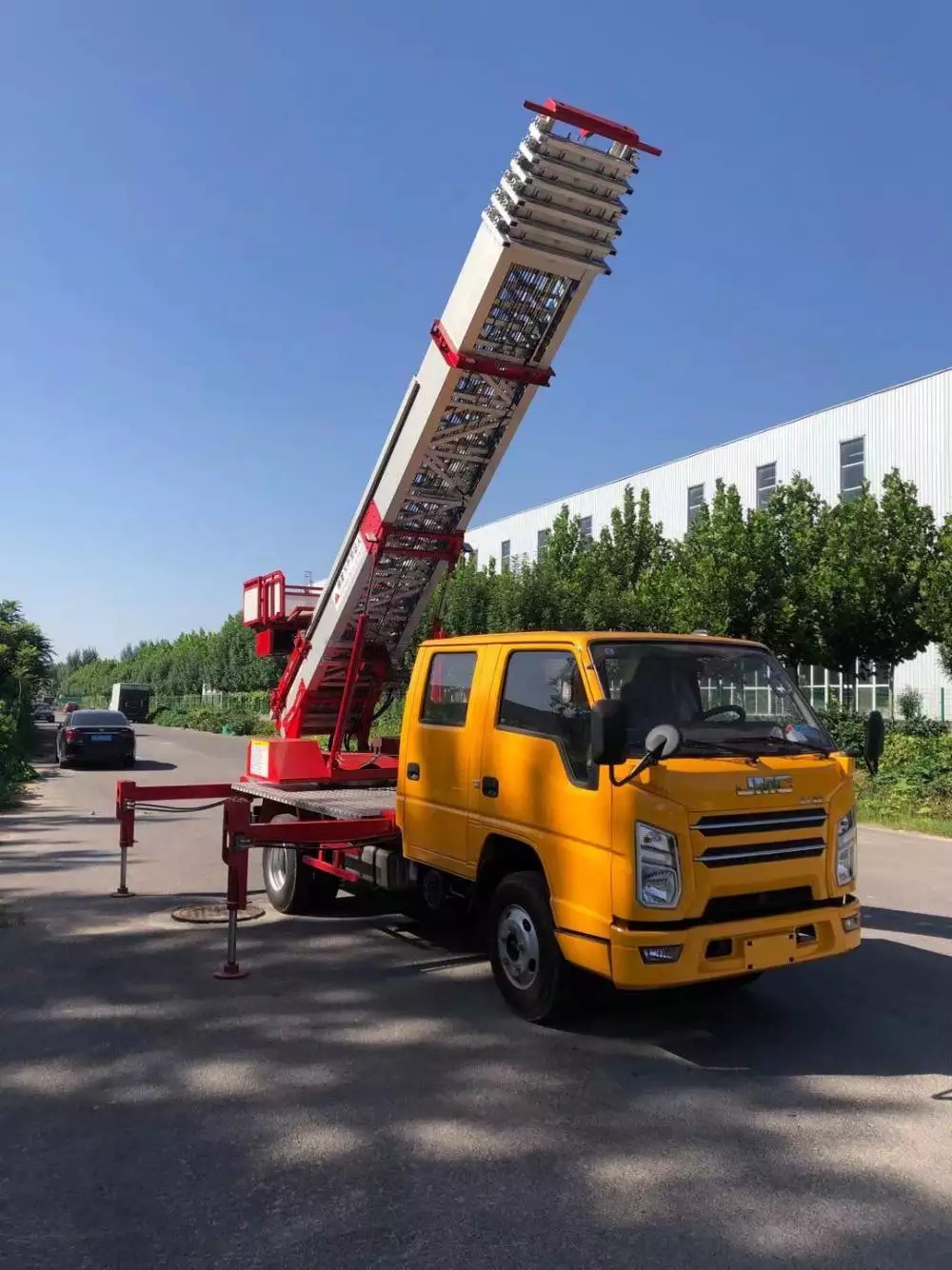 张家港附近的云梯车出租服务：轻松解决高空作业需求