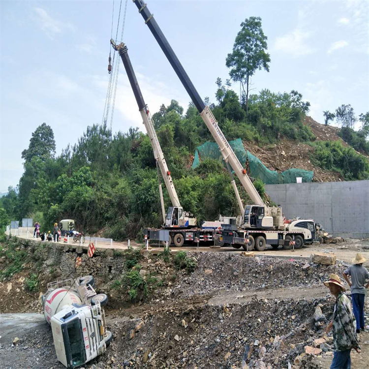 张家港汽车掉沟里叫吊车救援要多少钱